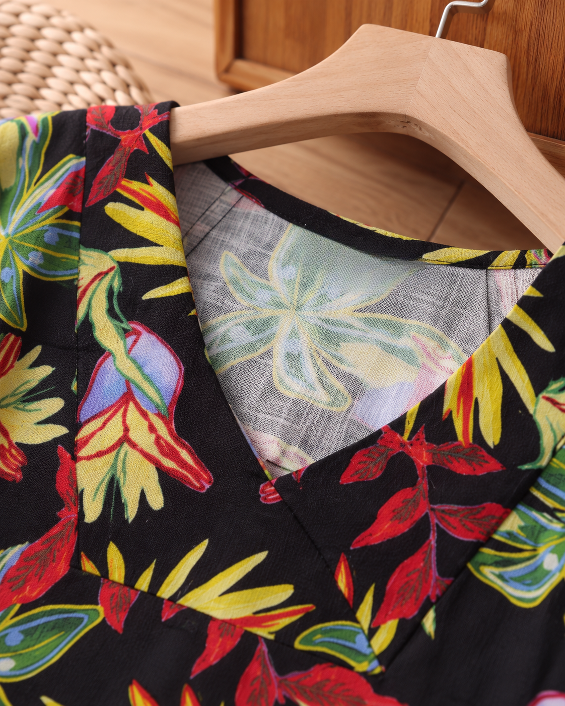 Women’s Tropical Floral Print V-Neck Short Sleeve Top