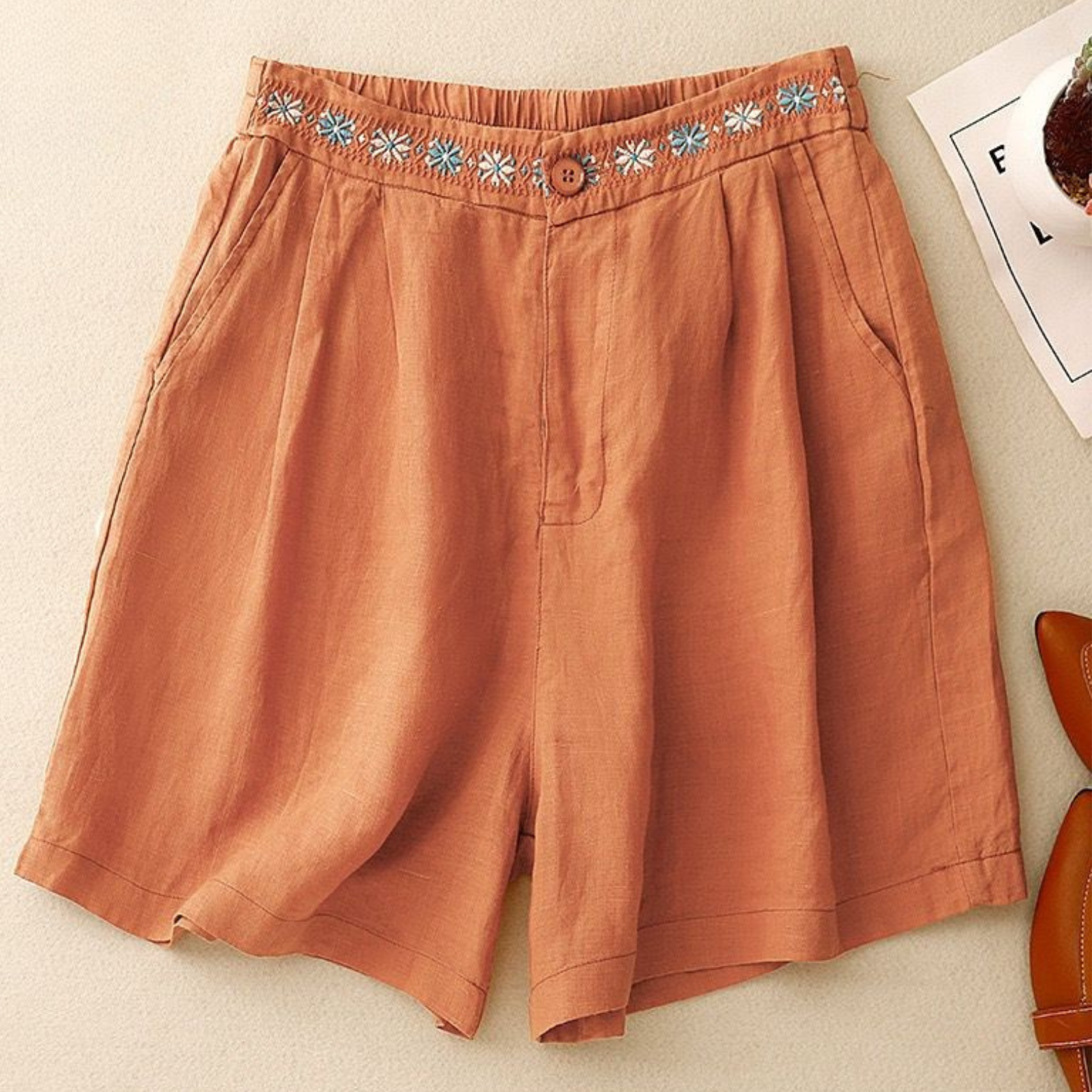 Women's Cotton embroidered shorts, regular fit - close-up detail - Clothinco