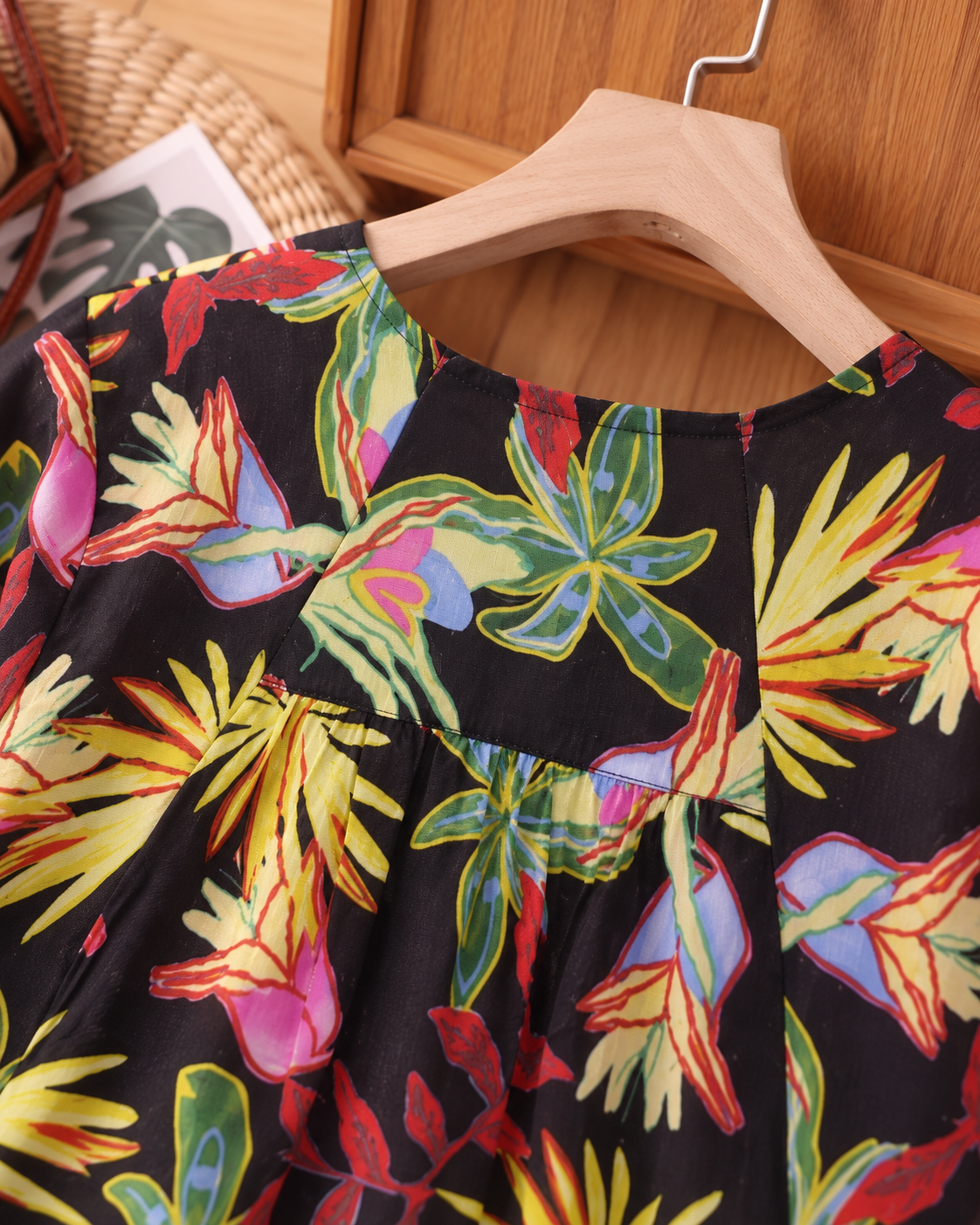 Women’s Tropical Floral Print V-Neck Short Sleeve Top